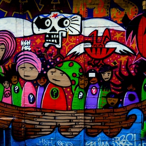 Mur et porte métallique recouverts d'un street-art représentant une barque remplie de personnes arborant un point d'interrogation. - France  - collection de photos clin d'oeil, catégorie streetart